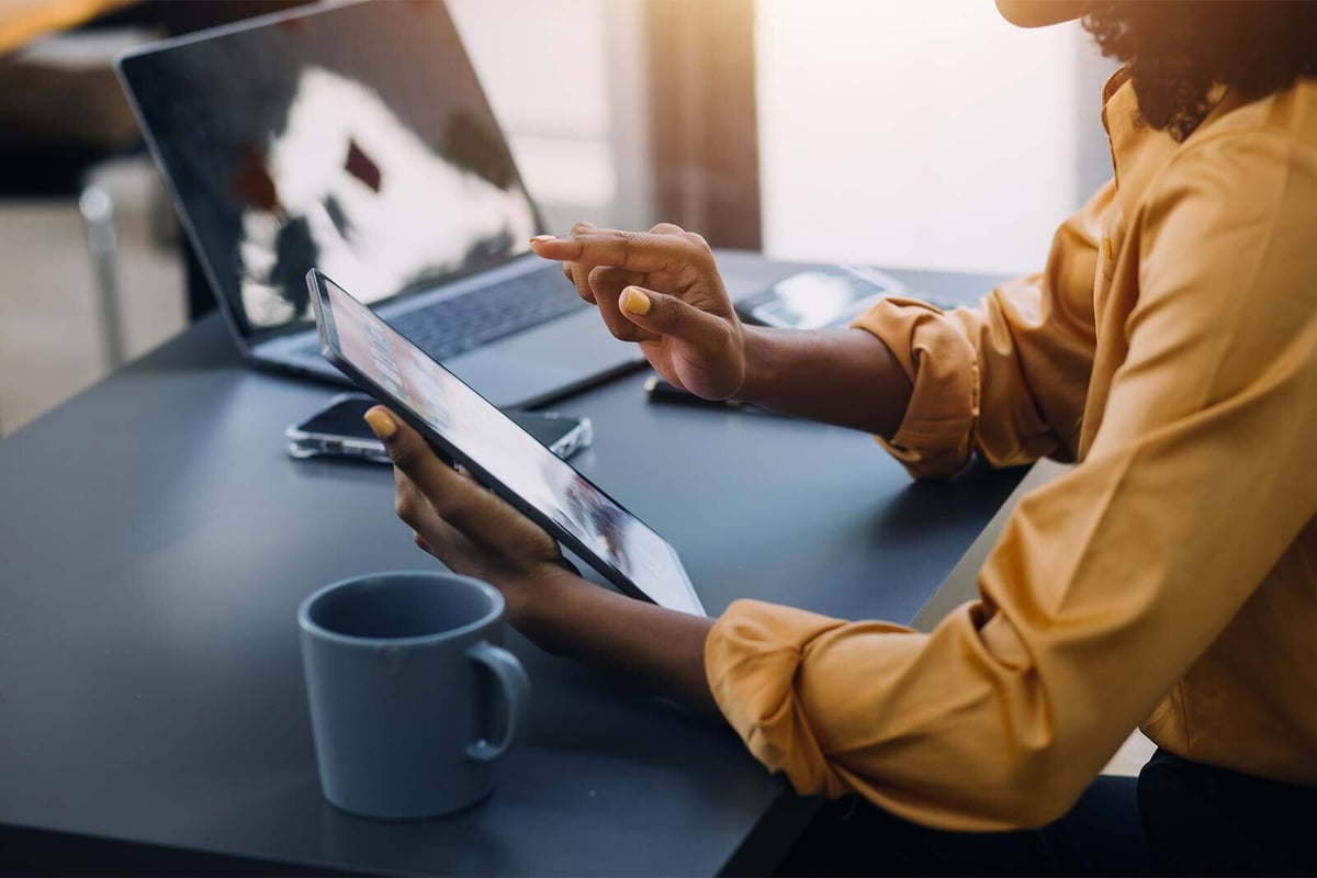 woman-on-atablet-at-desk